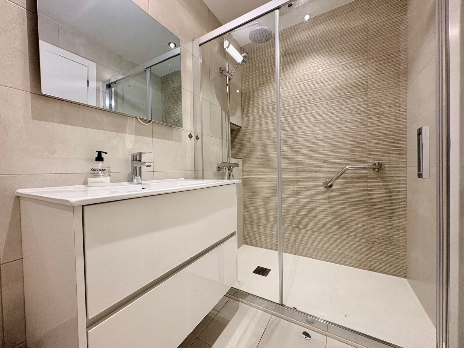 Dúplex de esquina con 4 dormitorios, 2 baños y piscina comunitaria, a solo 100 m de la playa en Cabo Roig