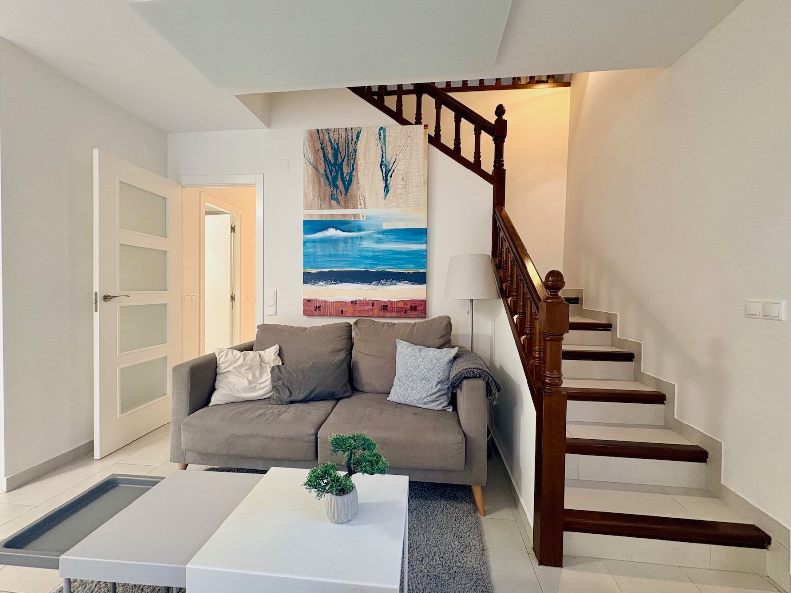 Dúplex de esquina con 4 dormitorios, 2 baños y piscina comunitaria, a solo 100 m de la playa en Cabo Roig