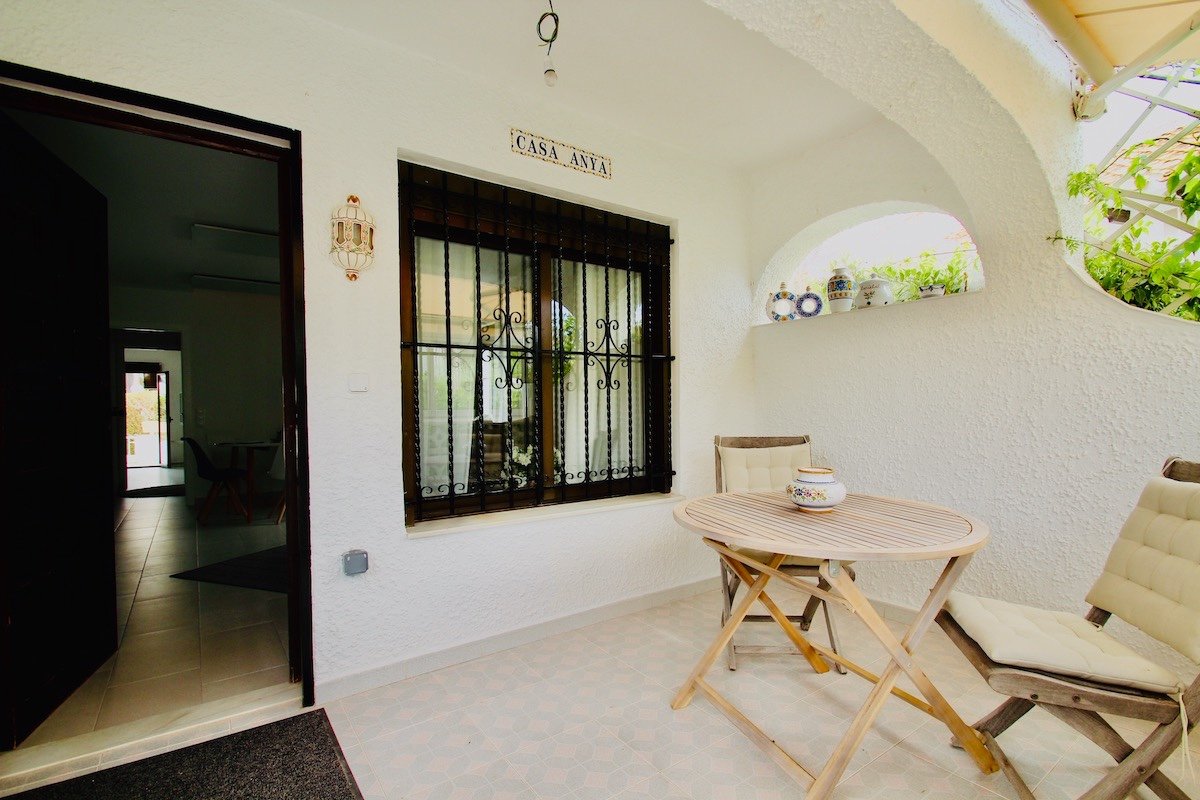 Dúplex de esquina con 4 dormitorios, 2 baños y piscina comunitaria, a solo 100 m de la playa en Cabo Roig