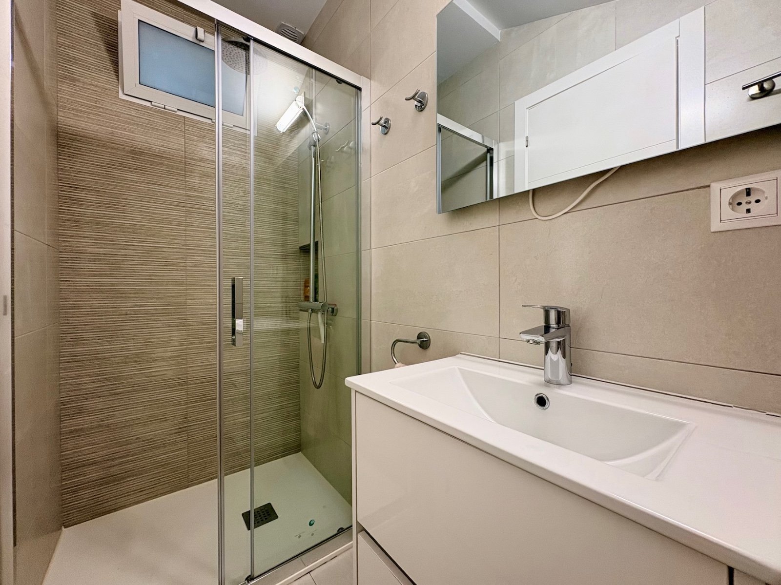 Dúplex de esquina con 4 dormitorios, 2 baños y piscina comunitaria, a solo 100 m de la playa en Cabo Roig