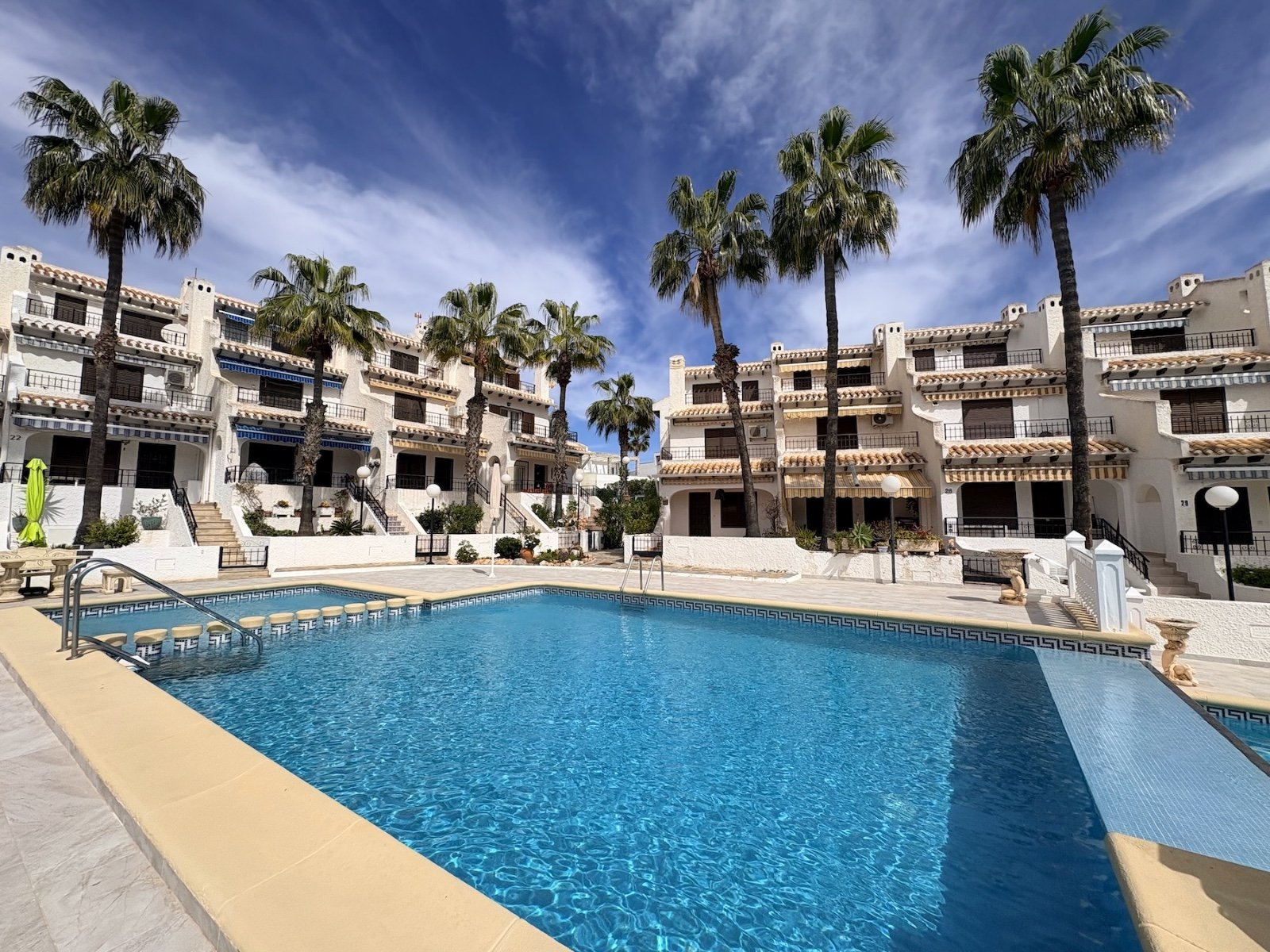 Dúplex de esquina con 4 dormitorios, 2 baños y piscina comunitaria, a solo 100 m de la playa en Cabo Roig