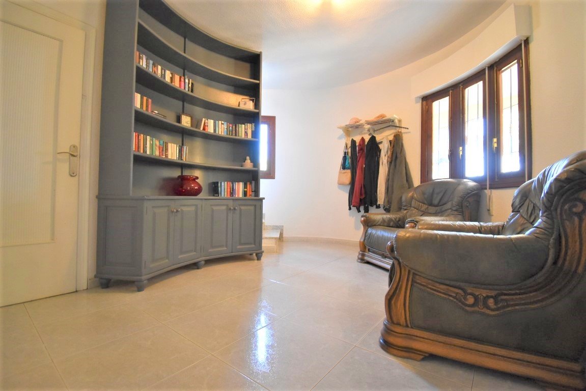 	 Esta Villa Independiente de Seis Dormitorios con Orientación Este en la zona de Las Filipinas, Villamartín; una popular zona residenci...