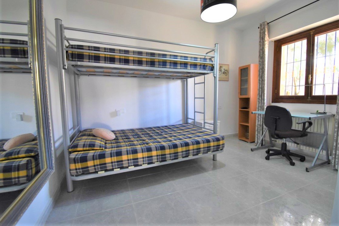  	 Esta Villa Independiente de Seis Dormitorios con Orientación Este en la zona de Las Filipinas, Villamartín; una popular zona residenci...