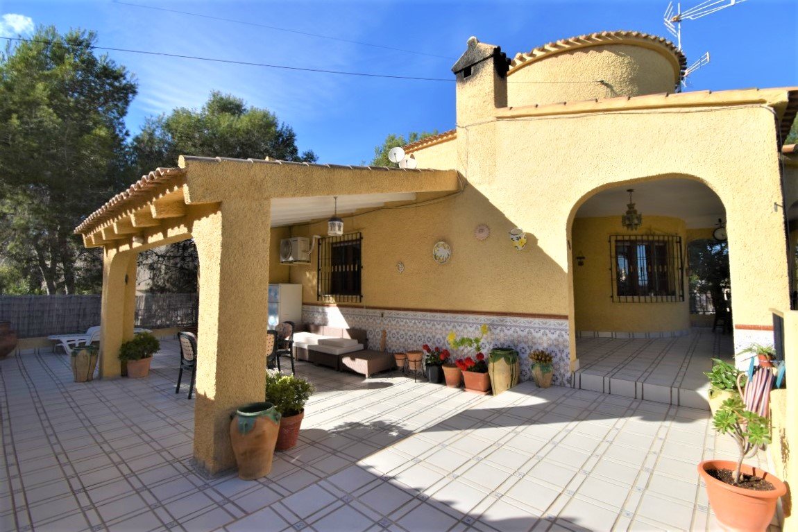  	 Esta Villa Independiente de Seis Dormitorios con Orientación Este en la zona de Las Filipinas, Villamartín; una popular zona residenci...