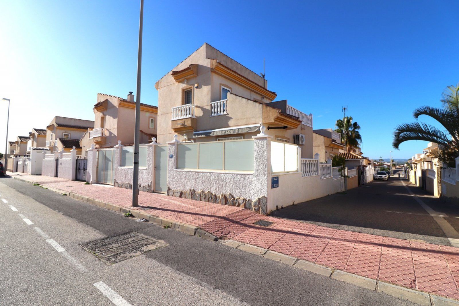 Villa con 3 dormitorios, 2 baños, solárium, plaza de aparcamiento y piscina comunitaria