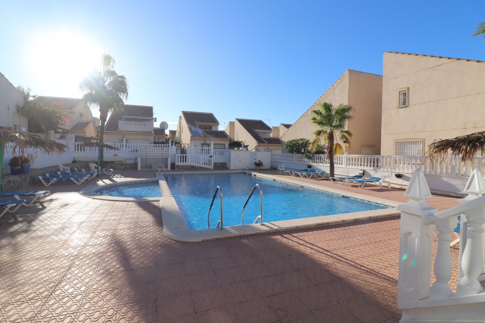 Villa con 3 dormitorios, 2 baños, solárium, plaza de aparcamiento y piscina comunitaria