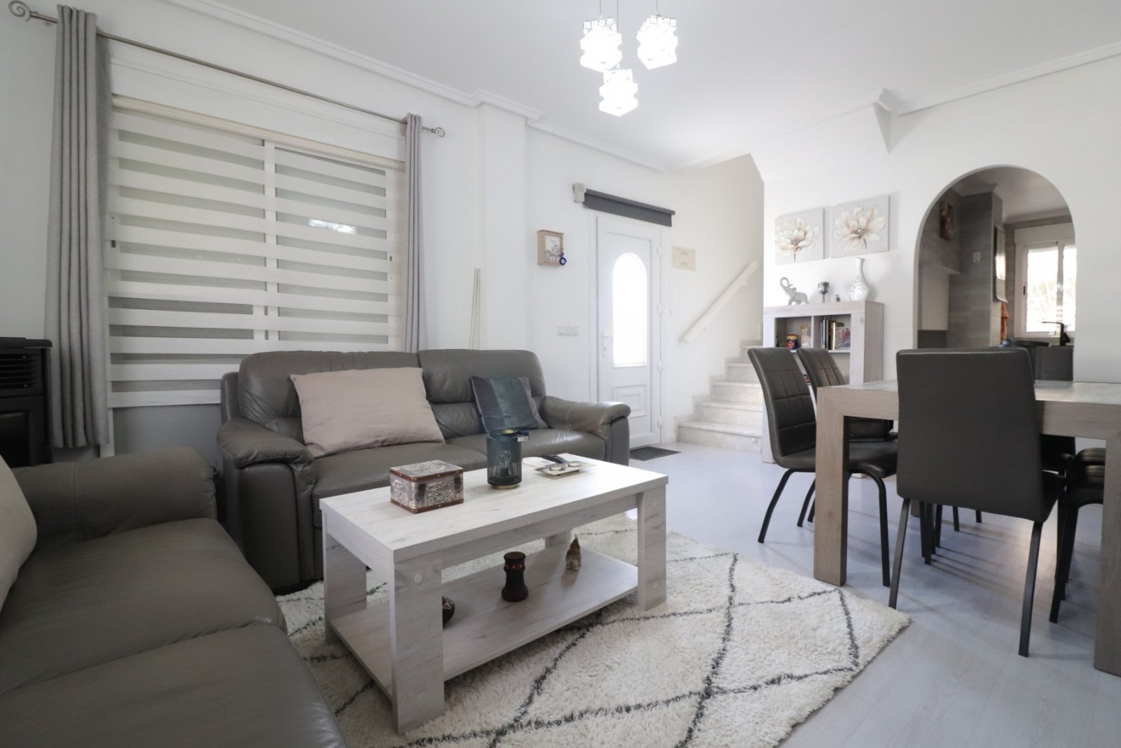 Villa con 3 dormitorios, 2 baños, solárium, plaza de aparcamiento y piscina comunitaria