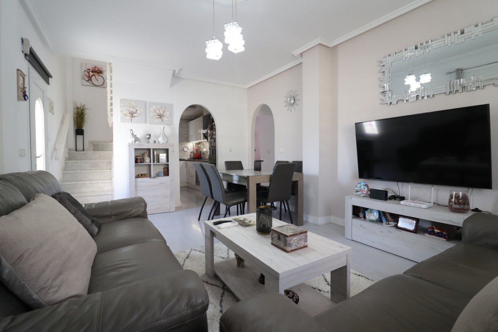 Villa con 3 dormitorios, 2 baños, solárium, plaza de aparcamiento y piscina comunitaria