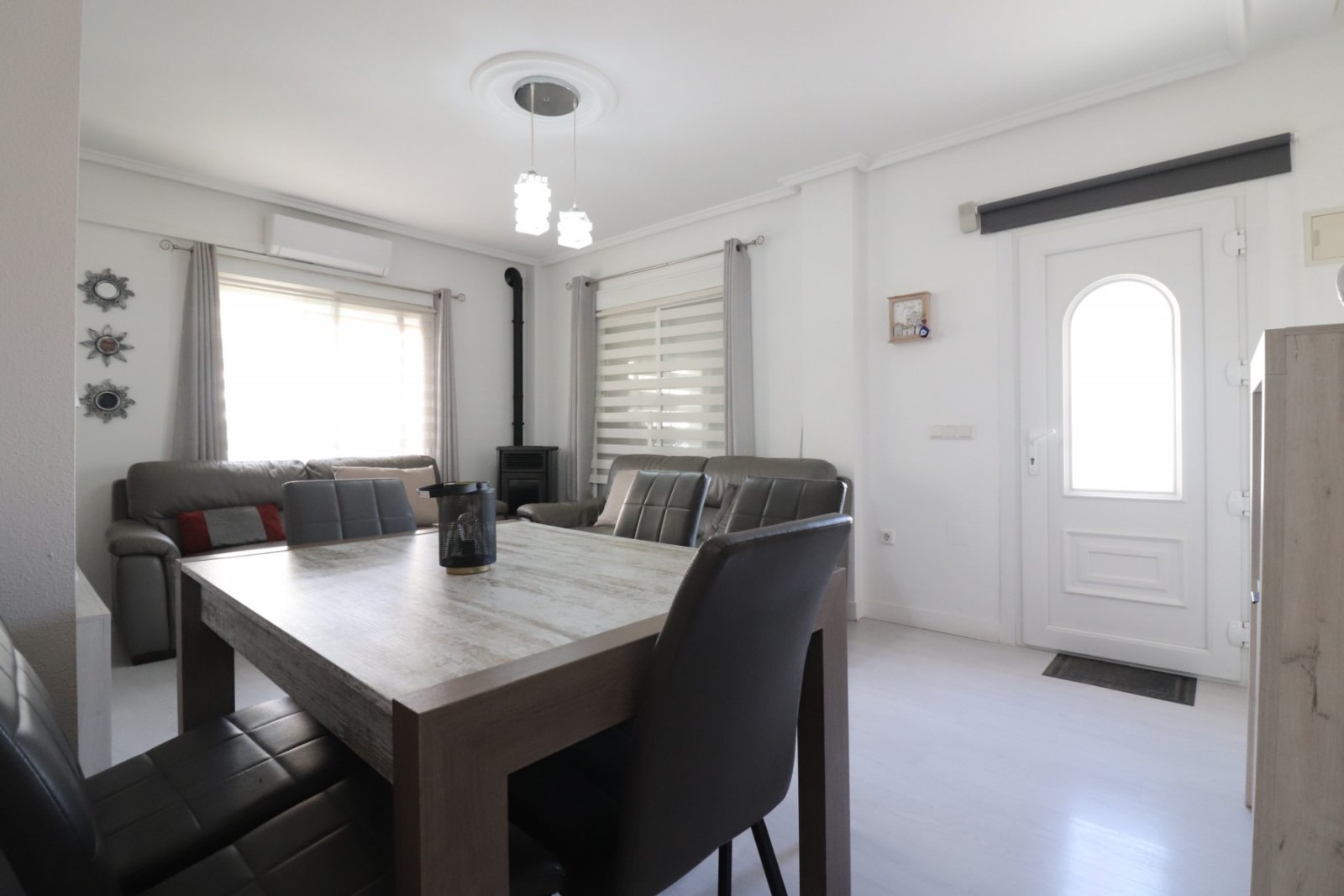 Villa con 3 dormitorios, 2 baños, solárium, plaza de aparcamiento y piscina comunitaria