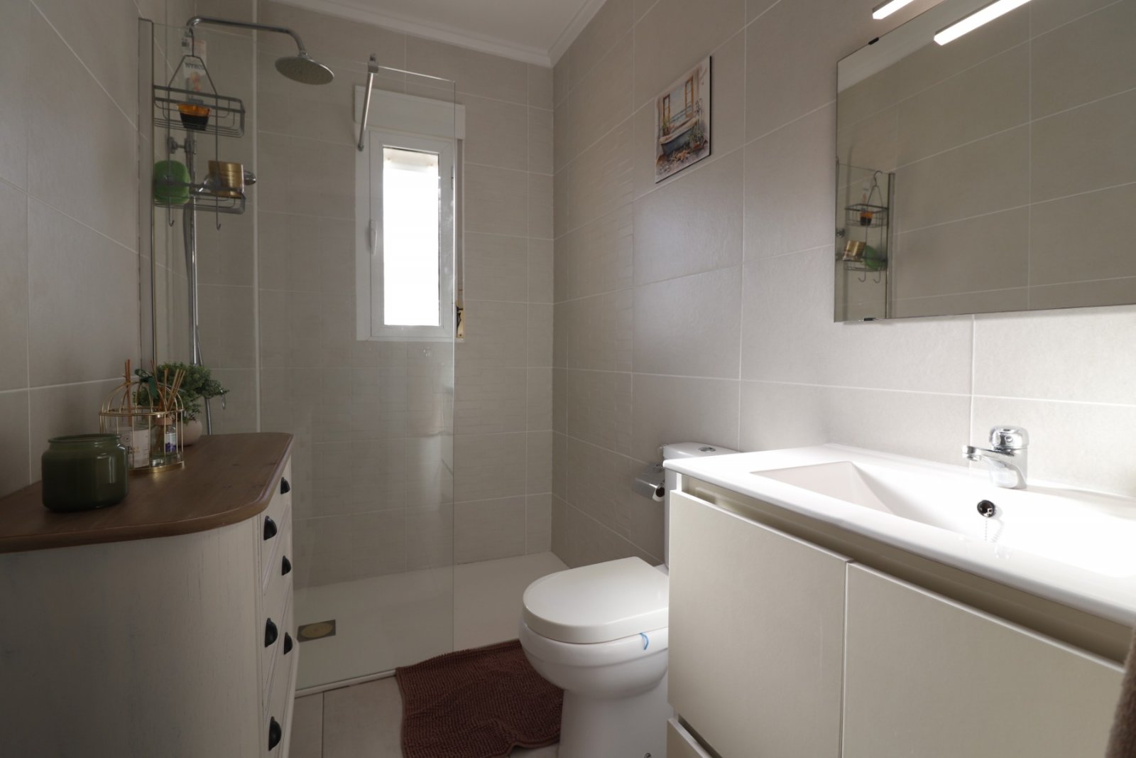 Villa con 3 dormitorios, 2 baños, solárium, plaza de aparcamiento y piscina comunitaria