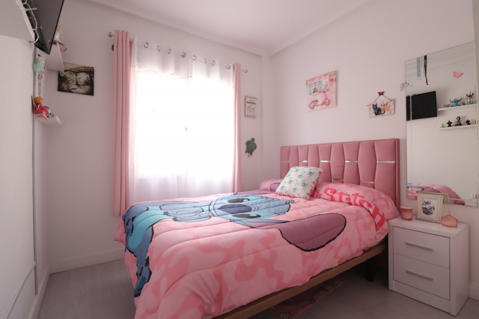 Villa con 3 dormitorios, 2 baños, solárium, plaza de aparcamiento y piscina comunitaria