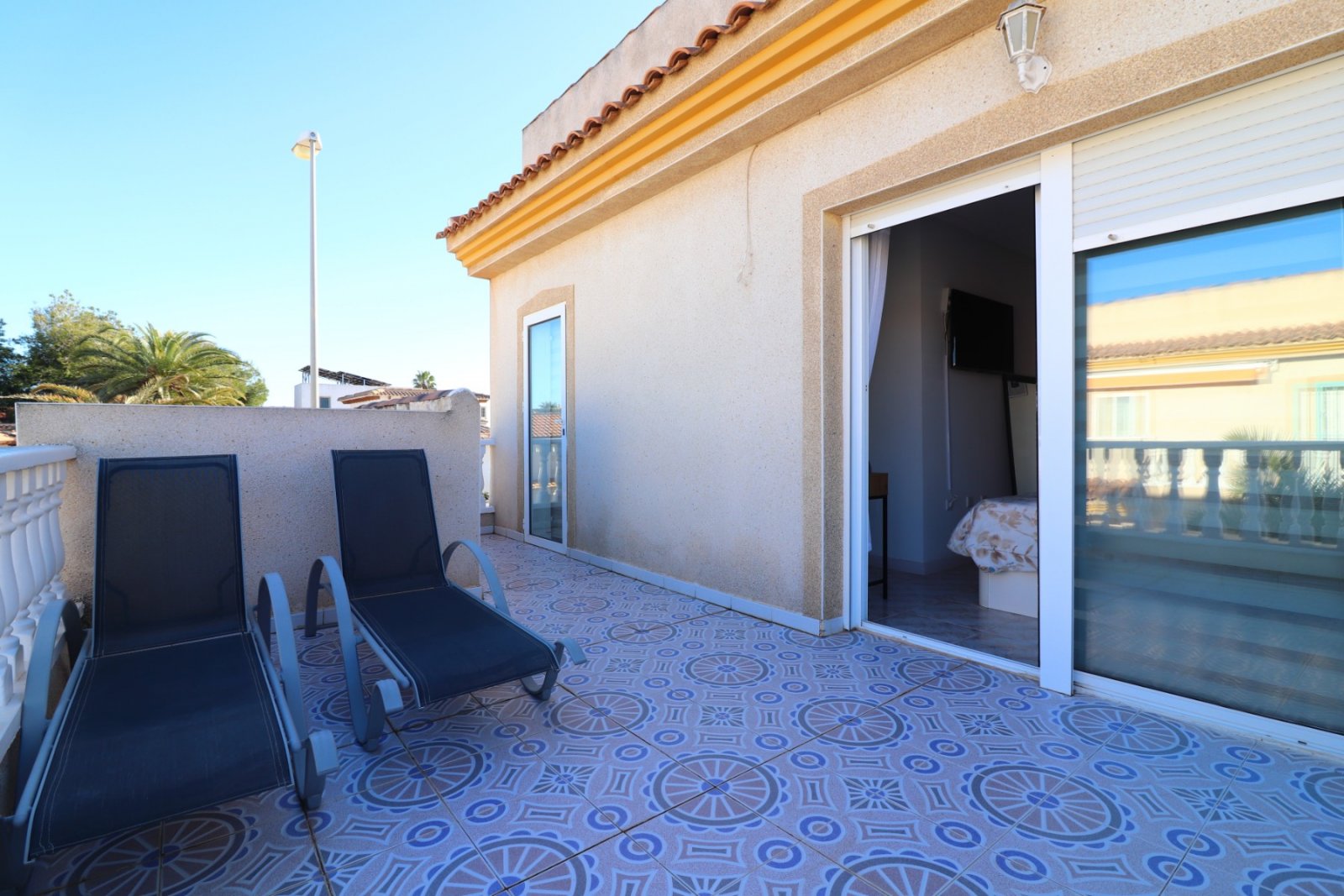 Villa con 3 dormitorios, 2 baños, solárium, plaza de aparcamiento y piscina comunitaria