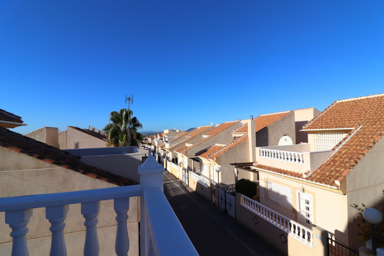 Villa con 3 dormitorios, 2 baños, solárium, plaza de aparcamiento y piscina comunitaria