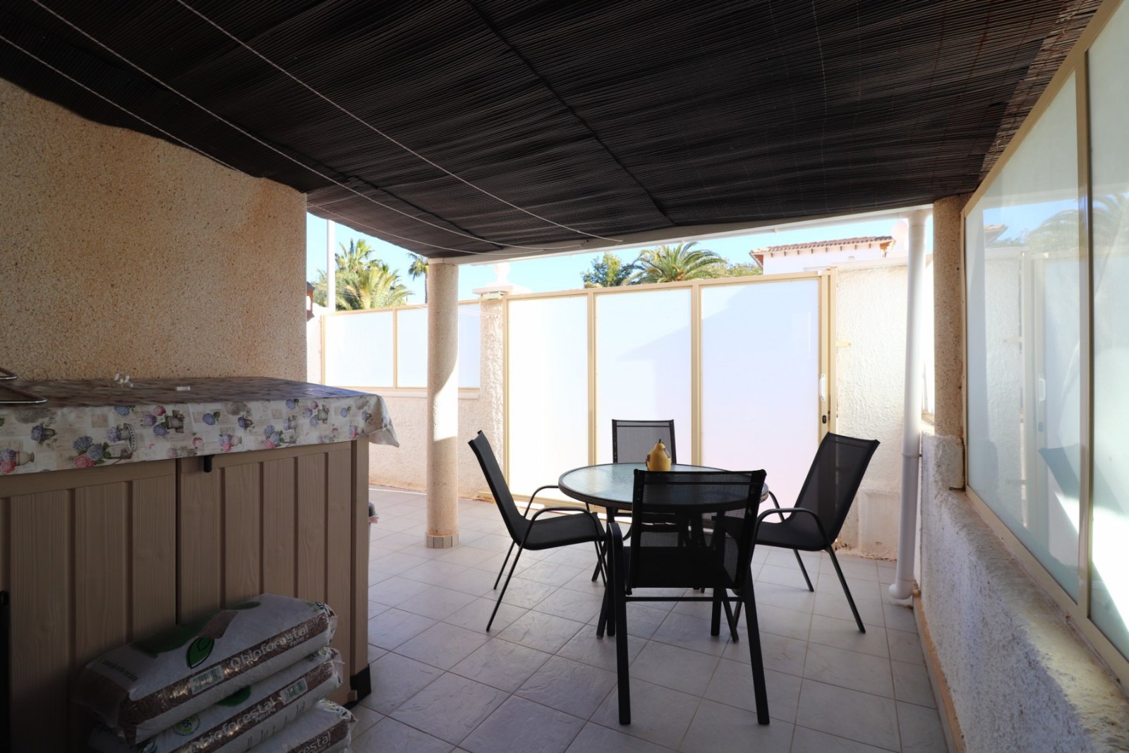 Villa con 3 dormitorios, 2 baños, solárium, plaza de aparcamiento y piscina comunitaria