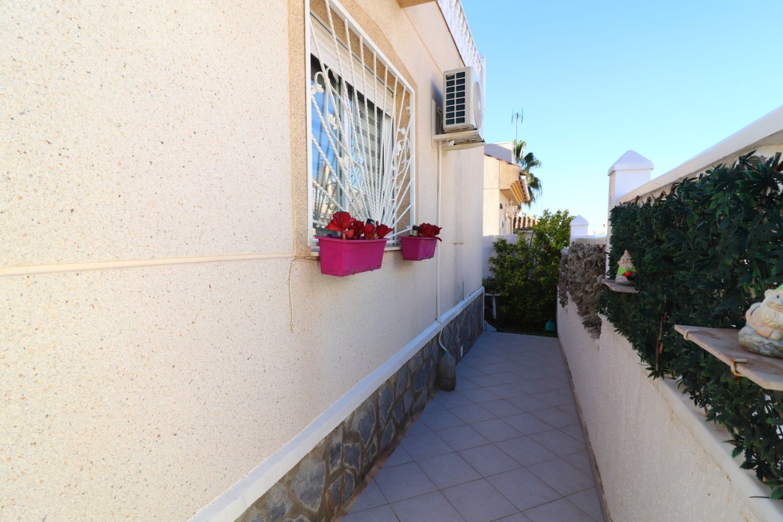 Villa con 3 dormitorios, 2 baños, solárium, plaza de aparcamiento y piscina comunitaria