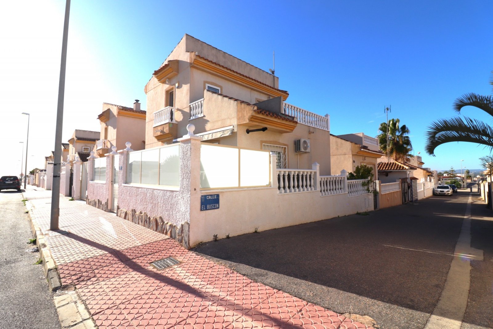 Villa con 3 dormitorios, 2 baños, solárium, plaza de aparcamiento y piscina comunitaria