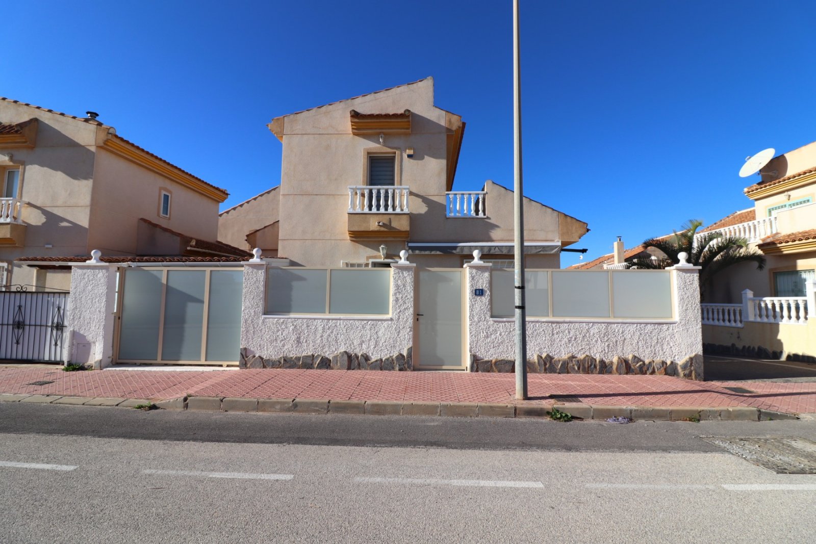 Villa con 3 dormitorios, 2 baños, solárium, plaza de aparcamiento y piscina comunitaria