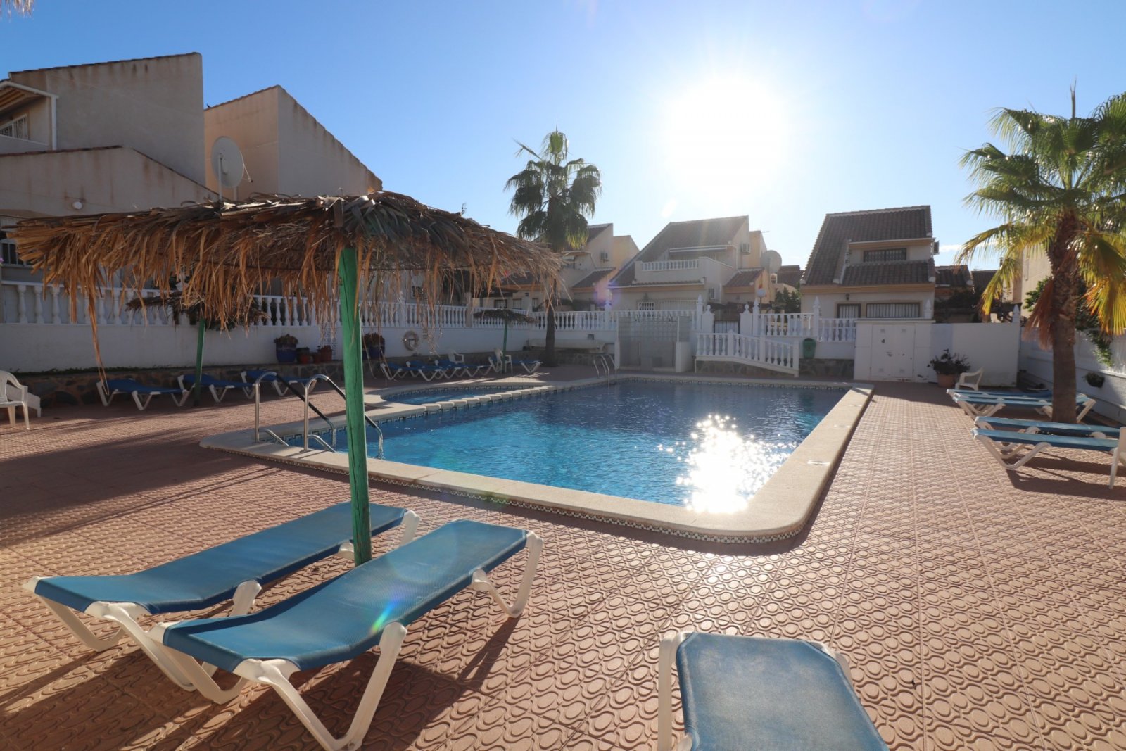 Villa con 3 dormitorios, 2 baños, solárium, plaza de aparcamiento y piscina comunitaria