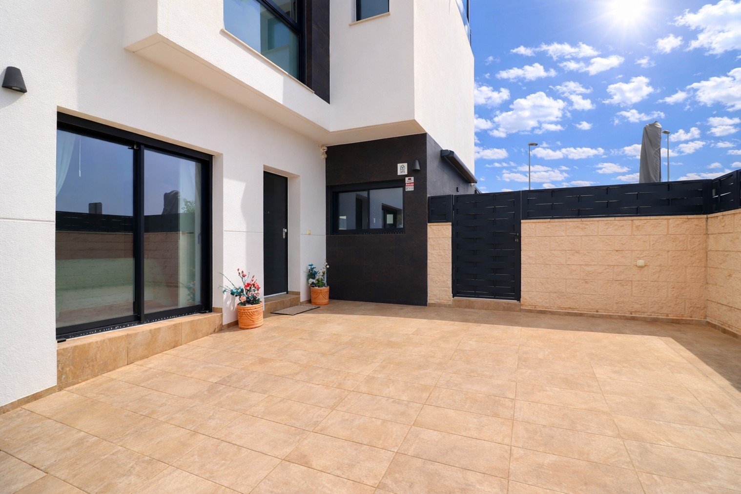 Villa moderna con 3 dormitorios, 2 baños, azotea, plaza de aparcamiento y piscina privada