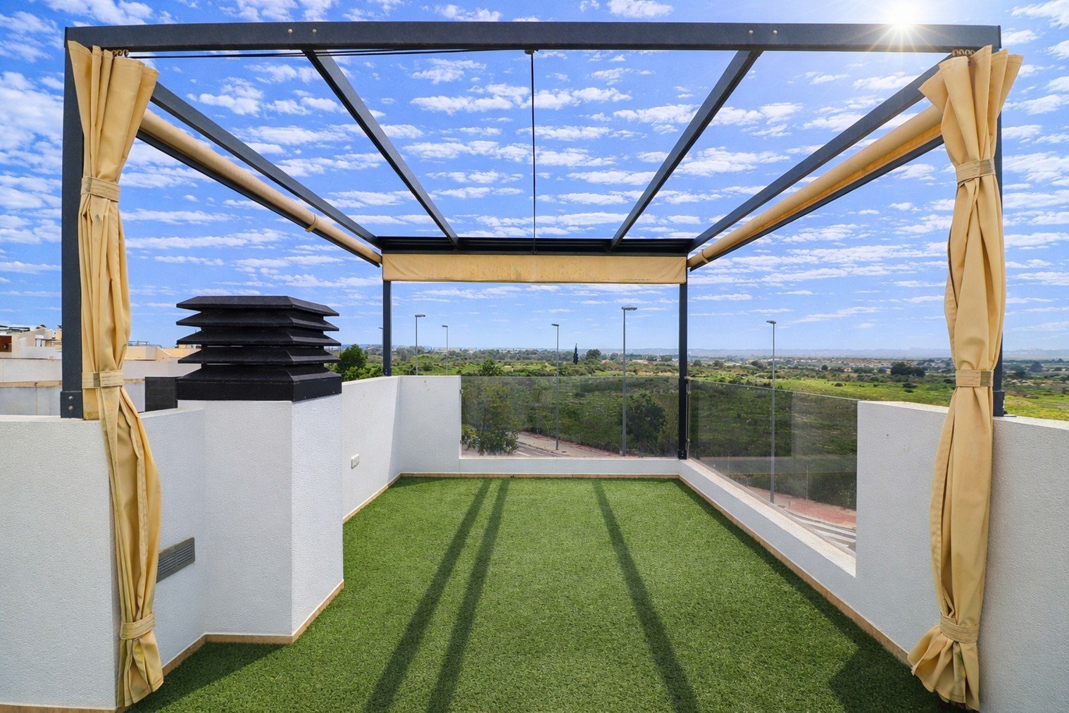Villa moderna con 3 dormitorios, 2 baños, azotea, plaza de aparcamiento y piscina privada