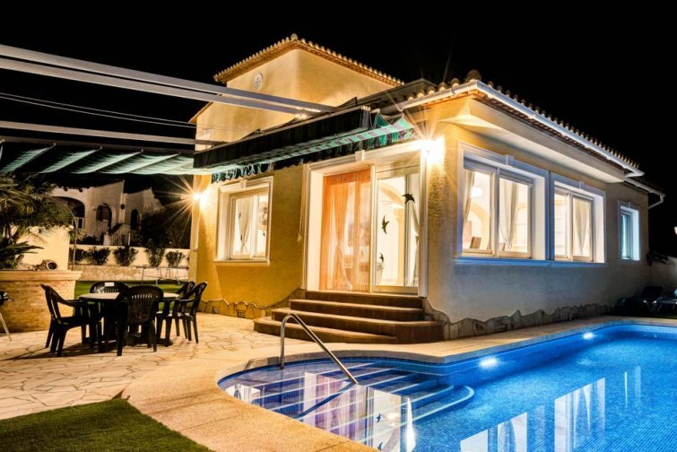 Agradable villa con 3 dormitorios, 2 baños, garaje, piscina privada, vistas al mar y al Peñon de Ifach