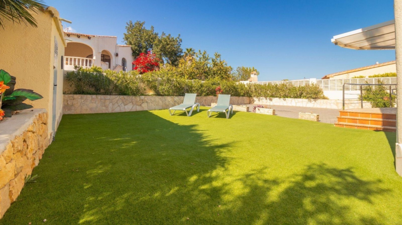 Agradable villa con 3 dormitorios, 2 baños, garaje, piscina privada, vistas al mar y al Peñon de Ifach
