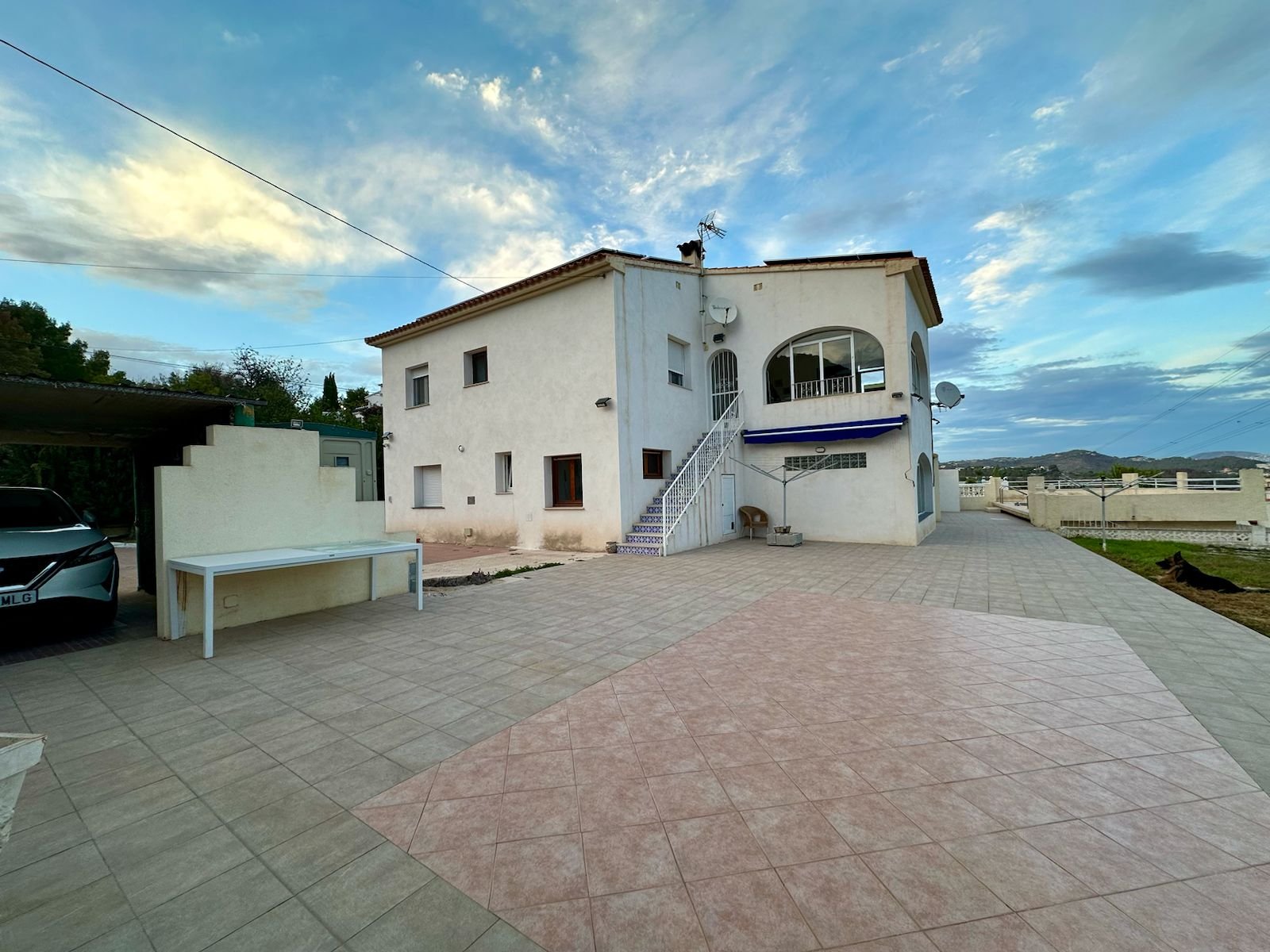 Villa con 2 viviendas independientes, piscina y vistas al mar
