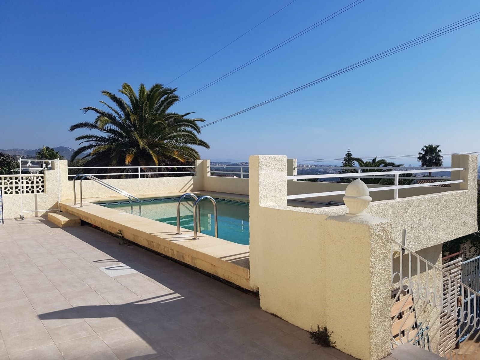 Villa con 2 viviendas independientes, piscina y vistas al mar