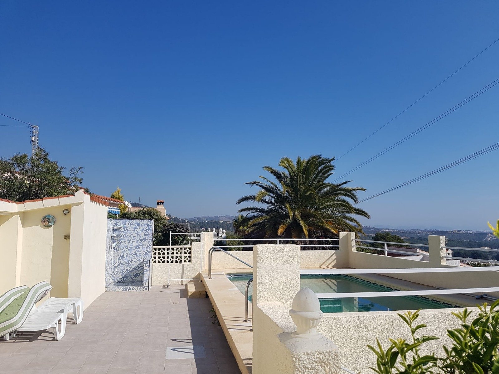 Villa con 2 viviendas independientes, piscina y vistas al mar