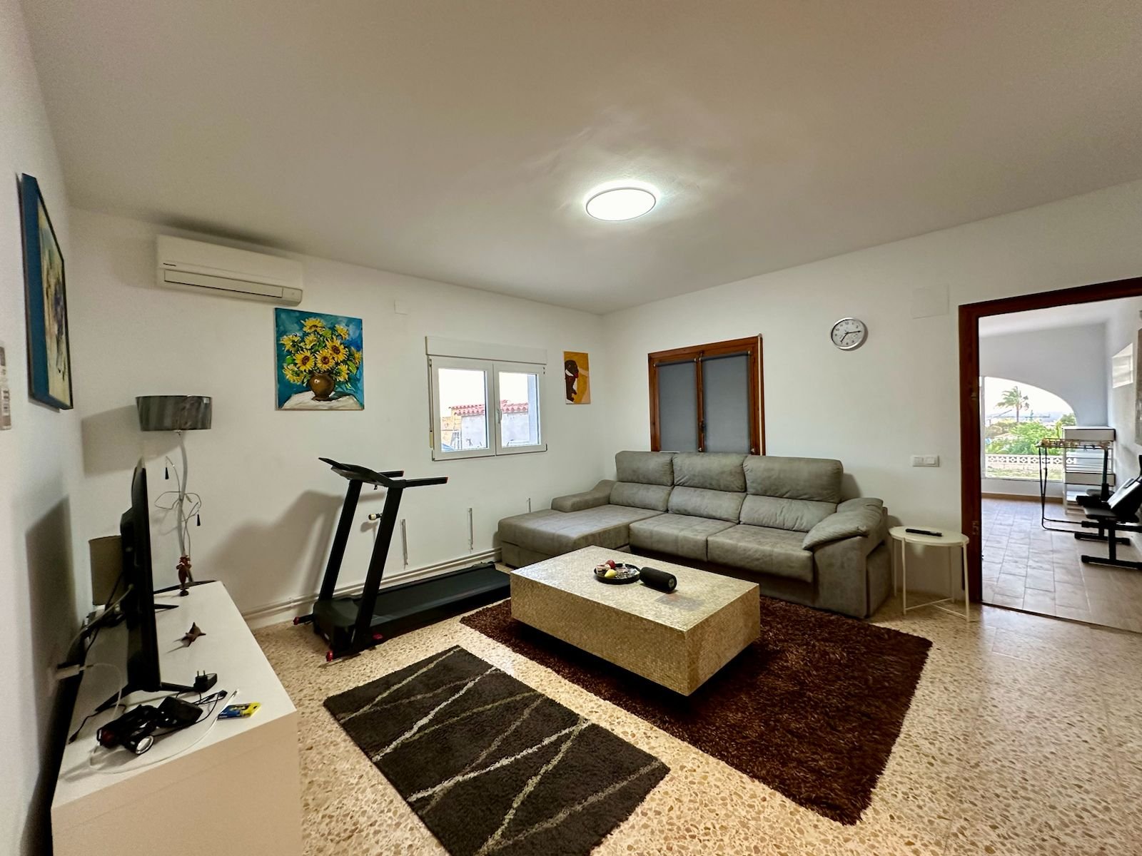 Villa con 2 viviendas independientes, piscina y vistas al mar