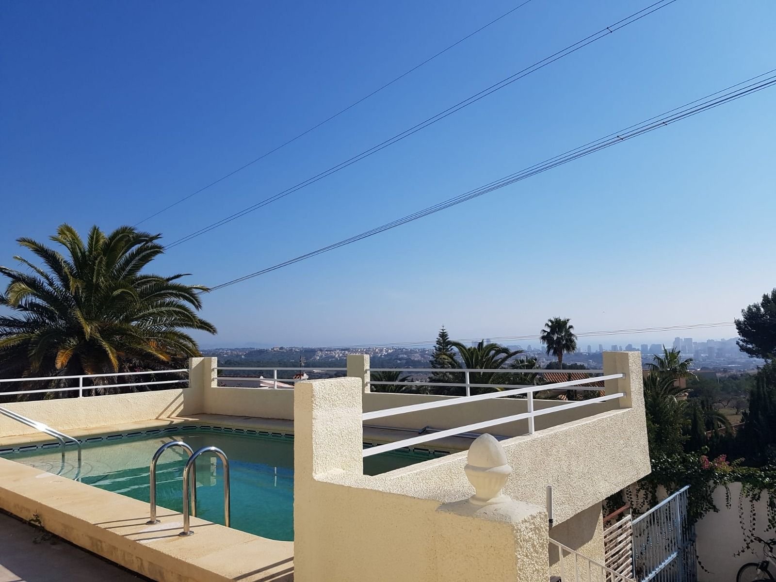 Villa con 2 viviendas independientes, piscina y vistas al mar