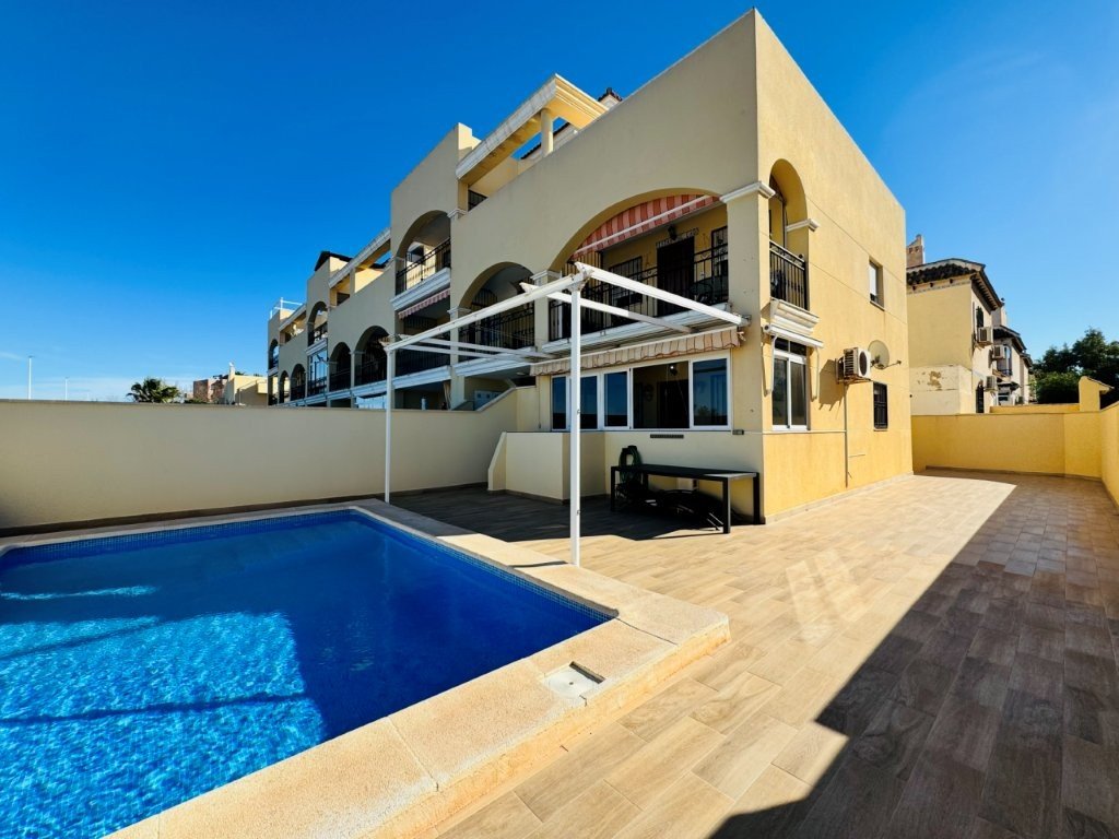 Apartamento en planta baja con 2 dormitorios, 1 baño, piscina privada y gran terraza a solo 600 m de la playa