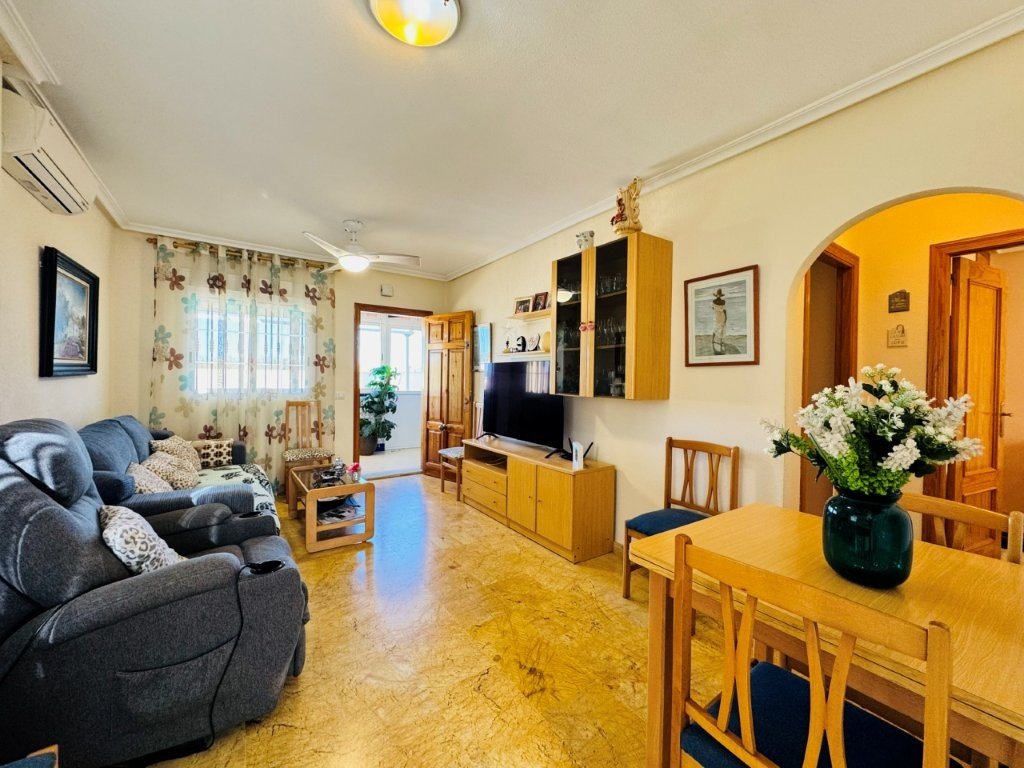 Apartamento en planta baja con 2 dormitorios, 1 baño, piscina privada y gran terraza a solo 600 m de la playa