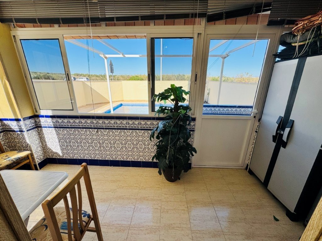 Apartamento en planta baja con 2 dormitorios, 1 baño, piscina privada y gran terraza a solo 600 m de la playa