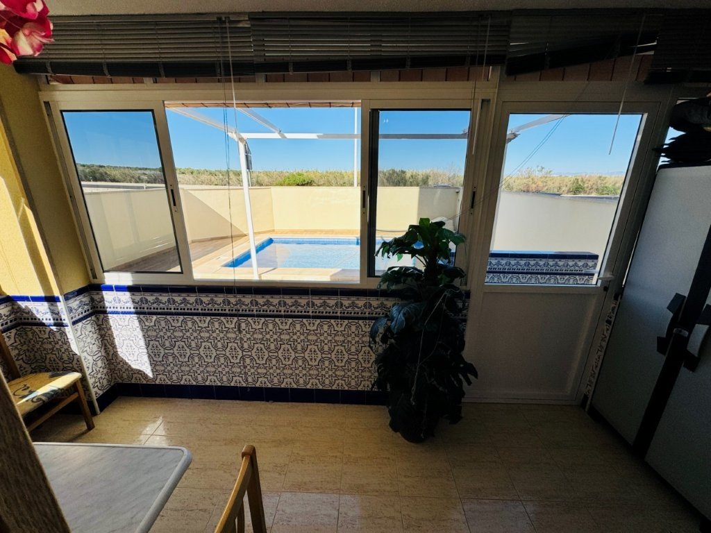 Apartamento en planta baja con 2 dormitorios, 1 baño, piscina privada y gran terraza a solo 600 m de la playa