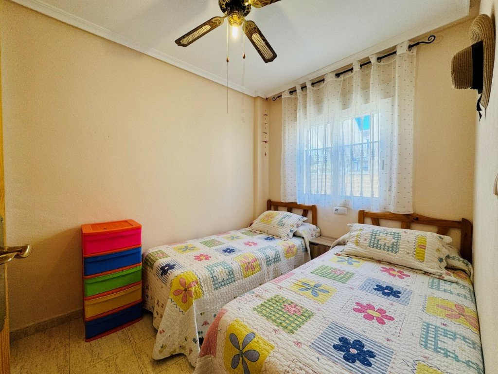 Apartamento en planta baja con 2 dormitorios, 1 baño, piscina privada y gran terraza a solo 600 m de la playa