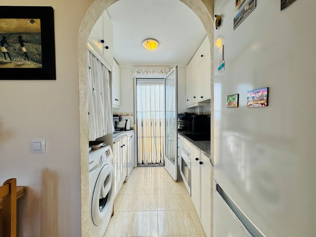 Apartamento en planta baja con 2 dormitorios, 1 baño, piscina privada y gran terraza a solo 600 m de la playa