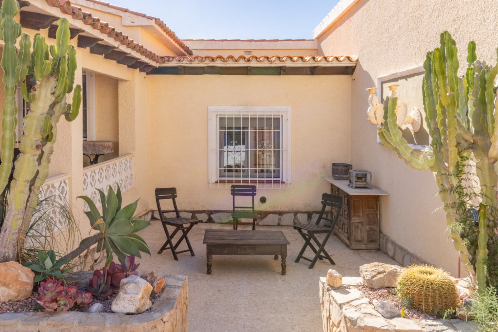 Villa con 4 dormitorios, apartamento independiente para invitados y gran piscina privada