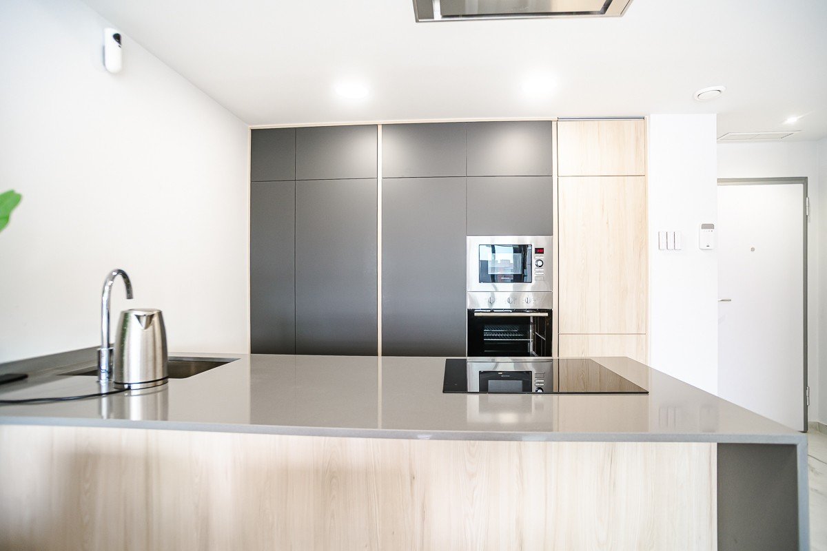 Ático prácticamente nuevo de 2 dormitorios y 2 baños con solárium y parking privado