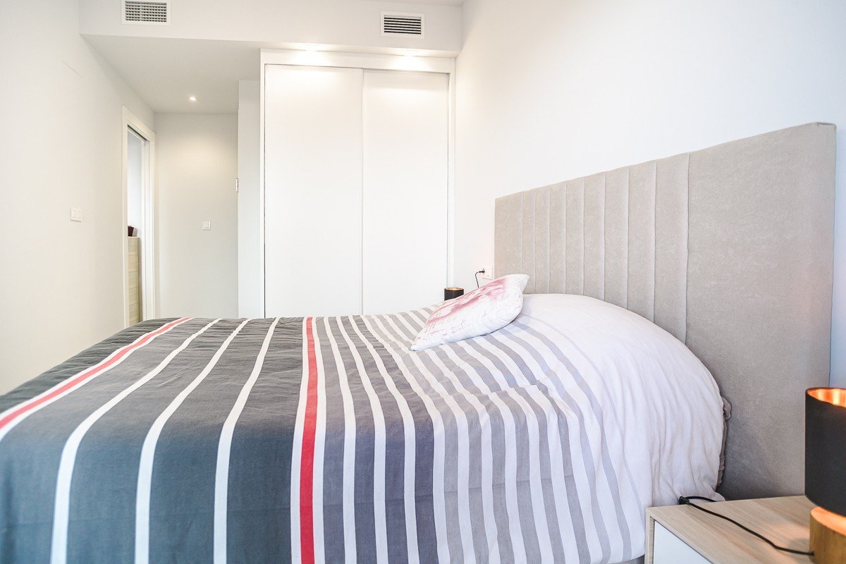Ático prácticamente nuevo de 2 dormitorios y 2 baños con solárium y parking privado