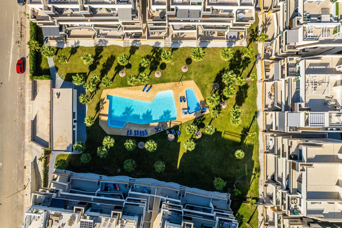 Ático prácticamente nuevo de 2 dormitorios y 2 baños con solárium y parking privado