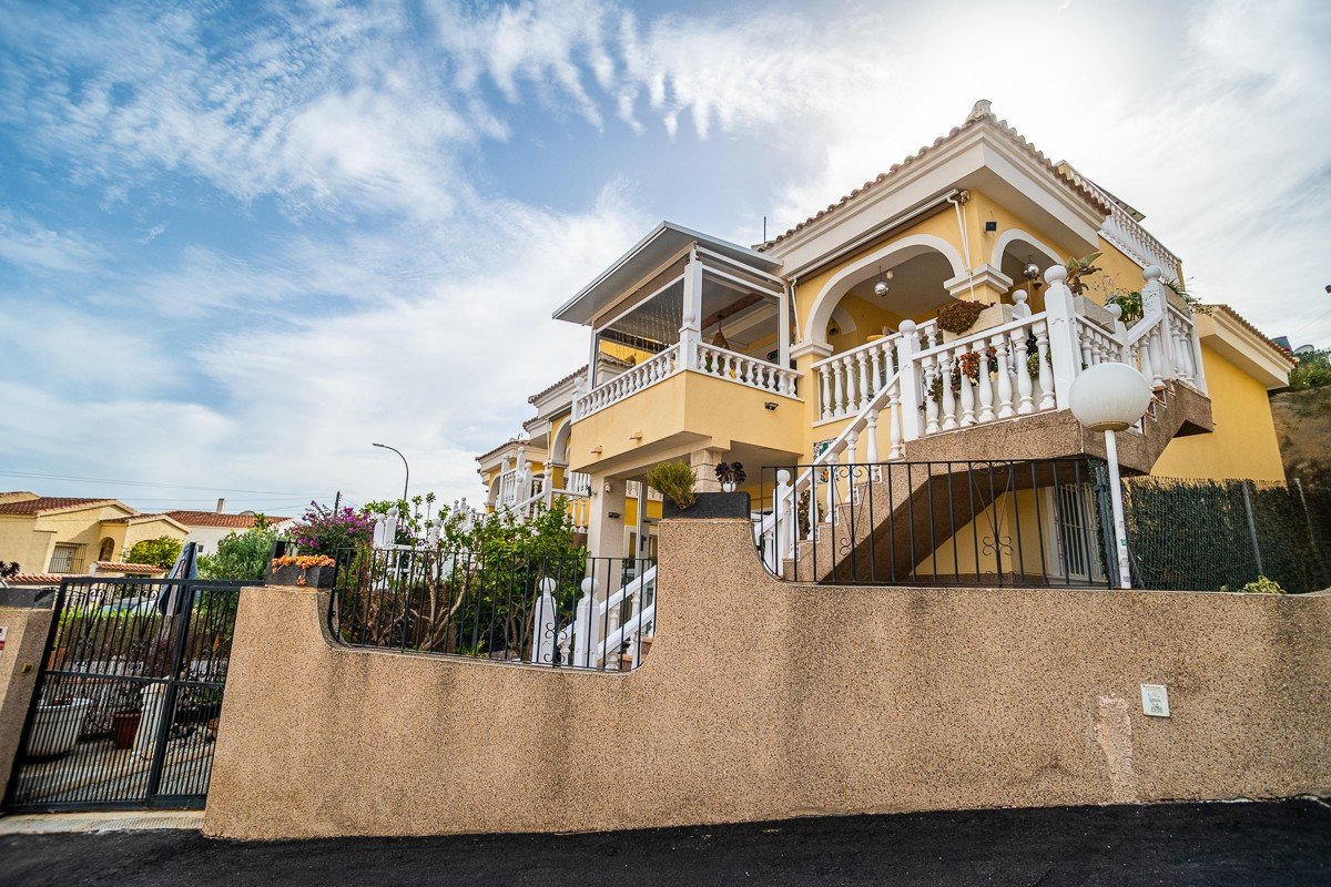 Preciosa villa independiente con casa de huéspedes y vistas al mar