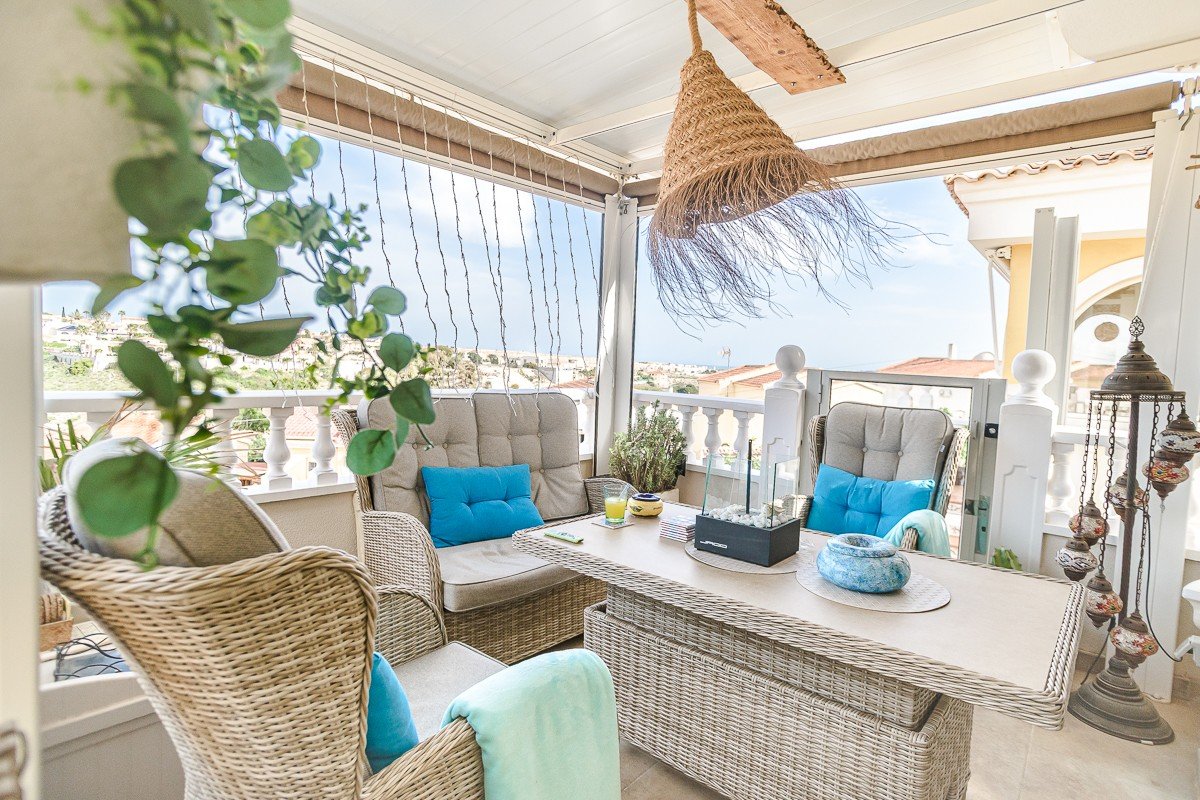 Preciosa villa independiente con casa de huéspedes y vistas al mar