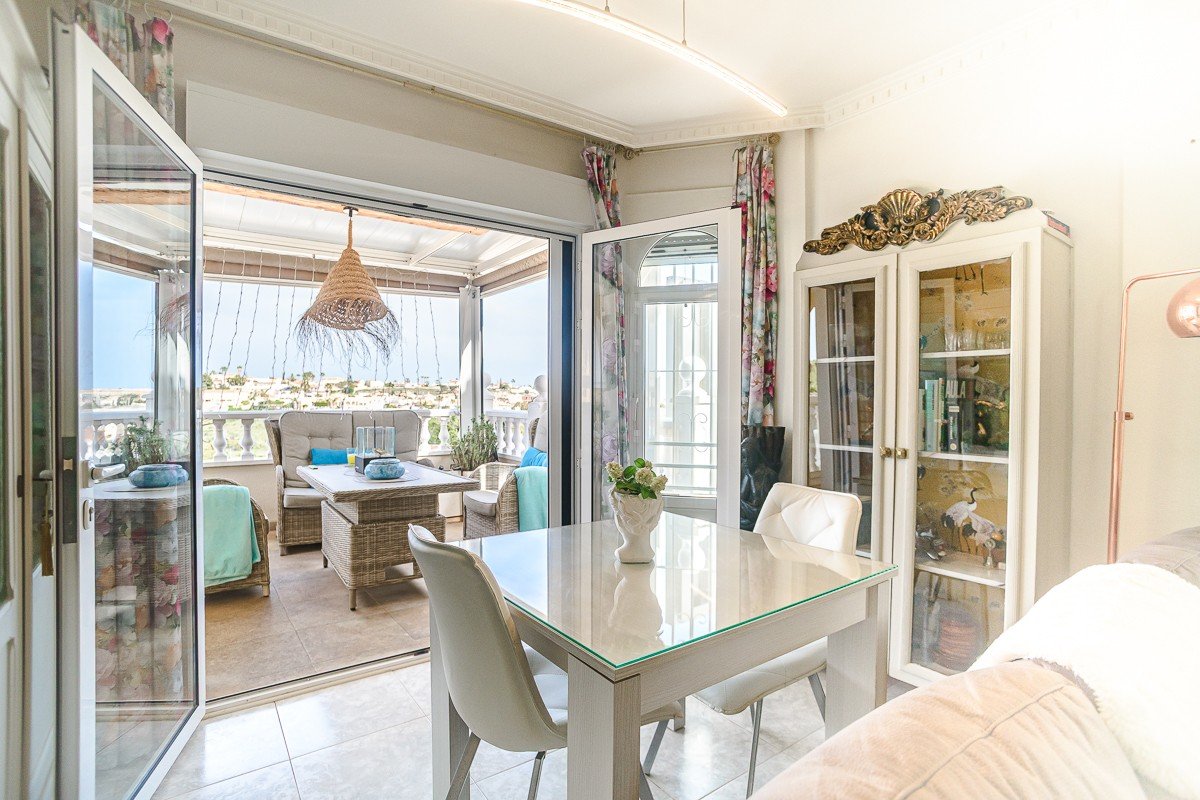 Preciosa villa independiente con casa de huéspedes y vistas al mar