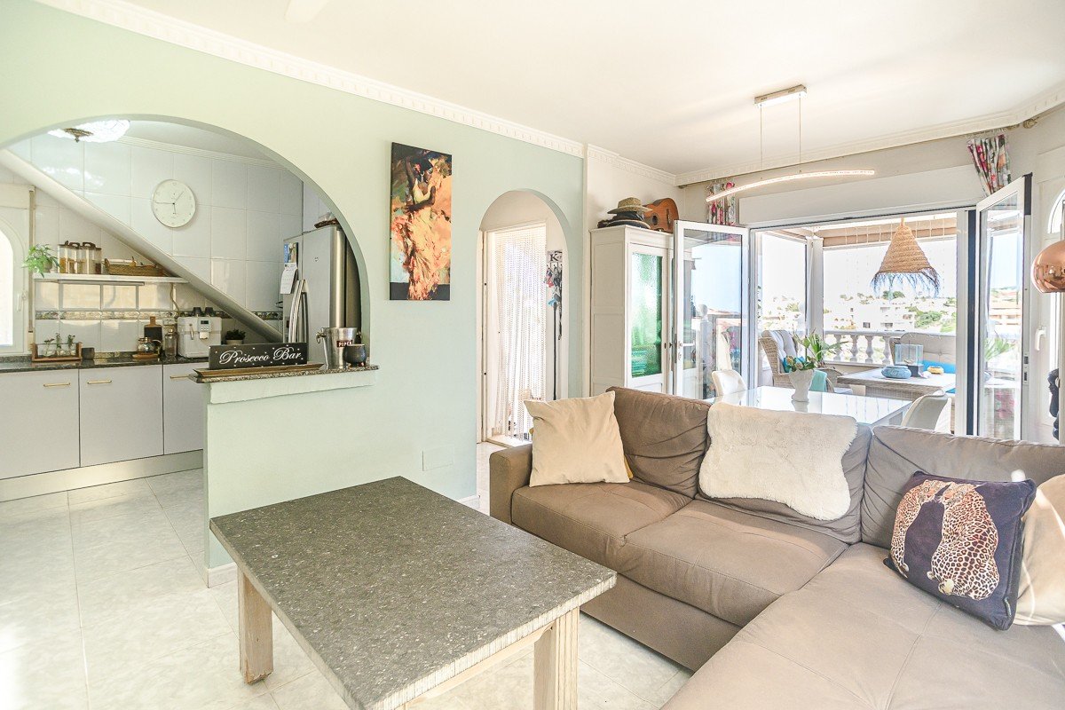 Preciosa villa independiente con casa de huéspedes y vistas al mar