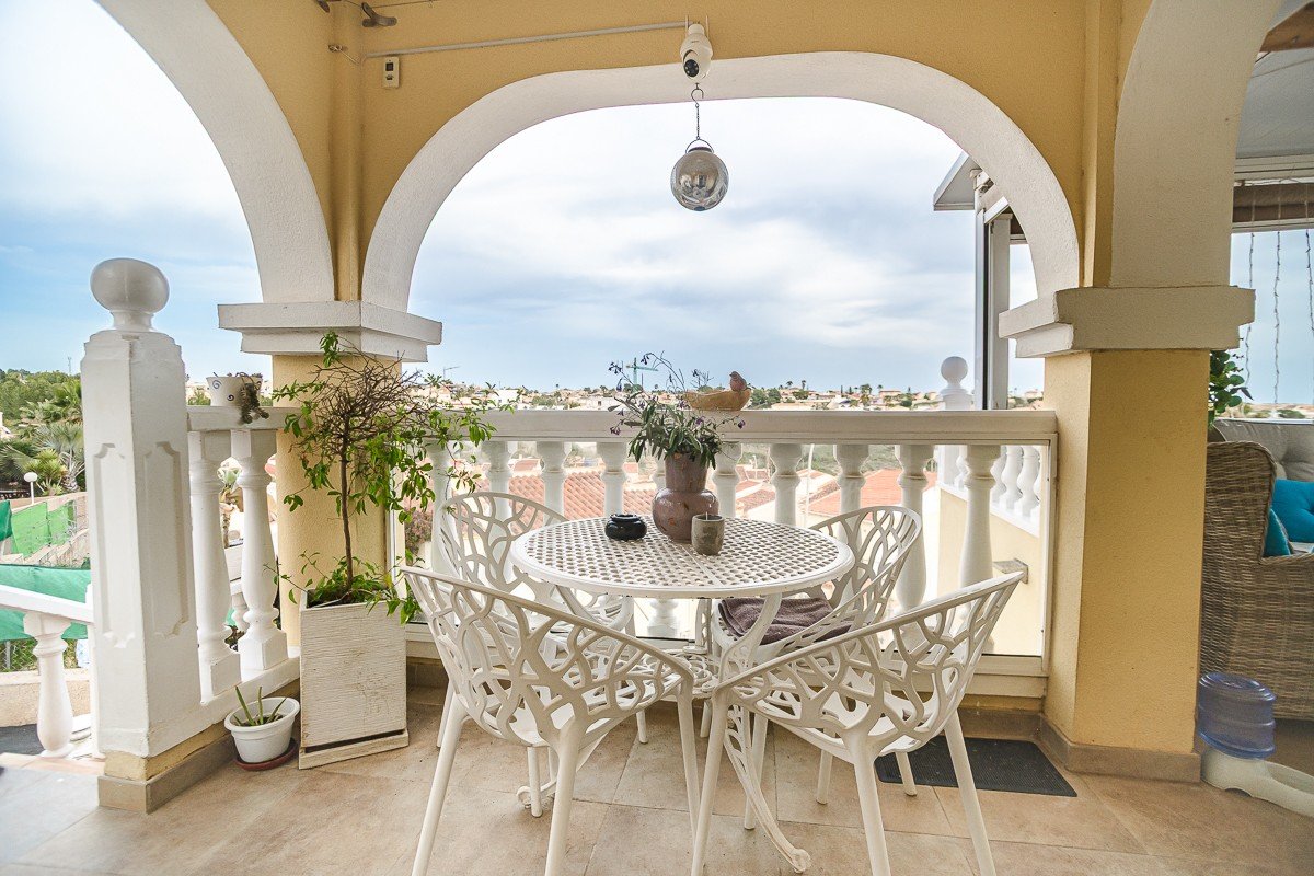 Preciosa villa independiente con casa de huéspedes y vistas al mar