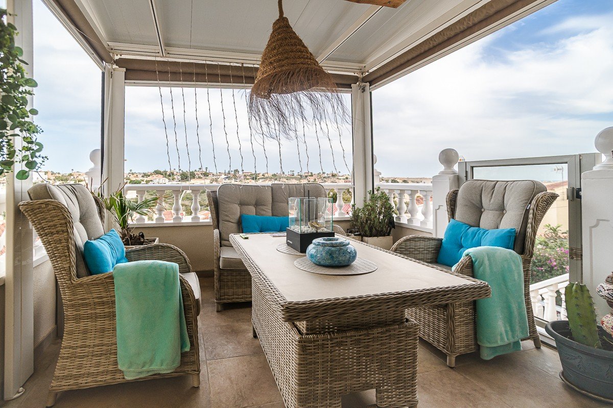 Preciosa villa independiente con casa de huéspedes y vistas al mar