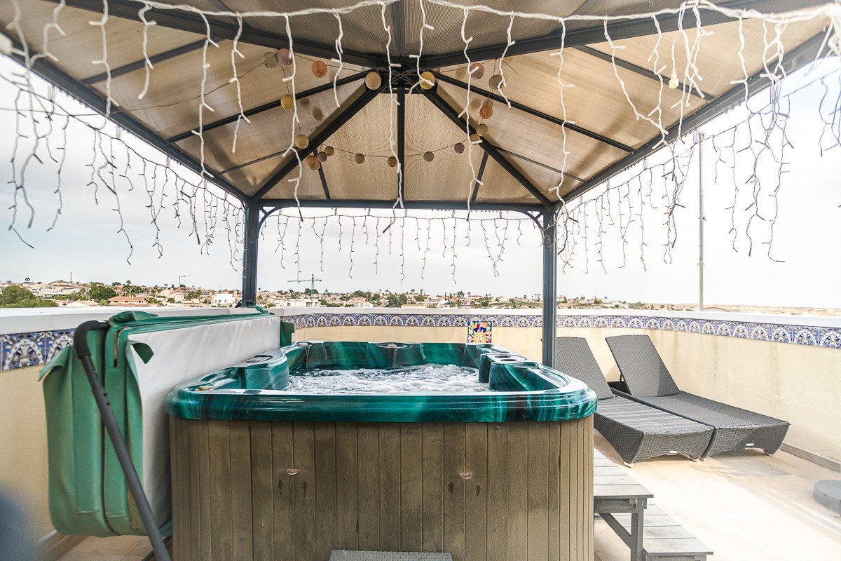 Preciosa villa independiente con casa de huéspedes y vistas al mar