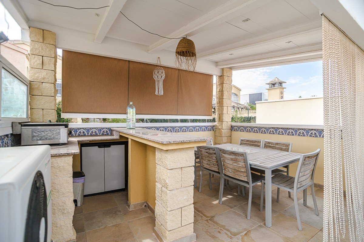 Preciosa villa independiente con casa de huéspedes y vistas al mar
