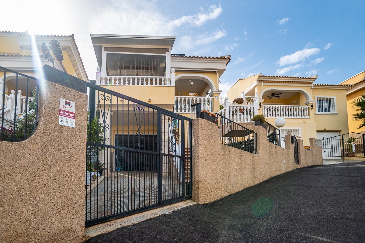 Preciosa villa independiente con casa de huéspedes y vistas al mar